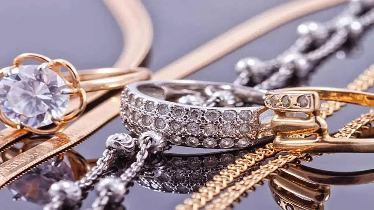 مكاسب قياسية.. أسعار الذهب والفضة تترقب بيانات اقتصادية أمريكية حاسمة لتحرك الأسواق